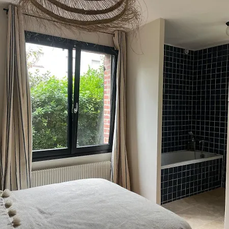 Lägenhet Downtown - 2 Bedroom With Private Garden