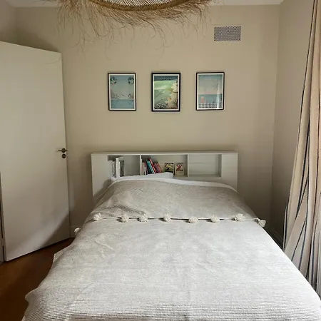 Lägenhet Downtown - 2 Bedroom With Private Garden *